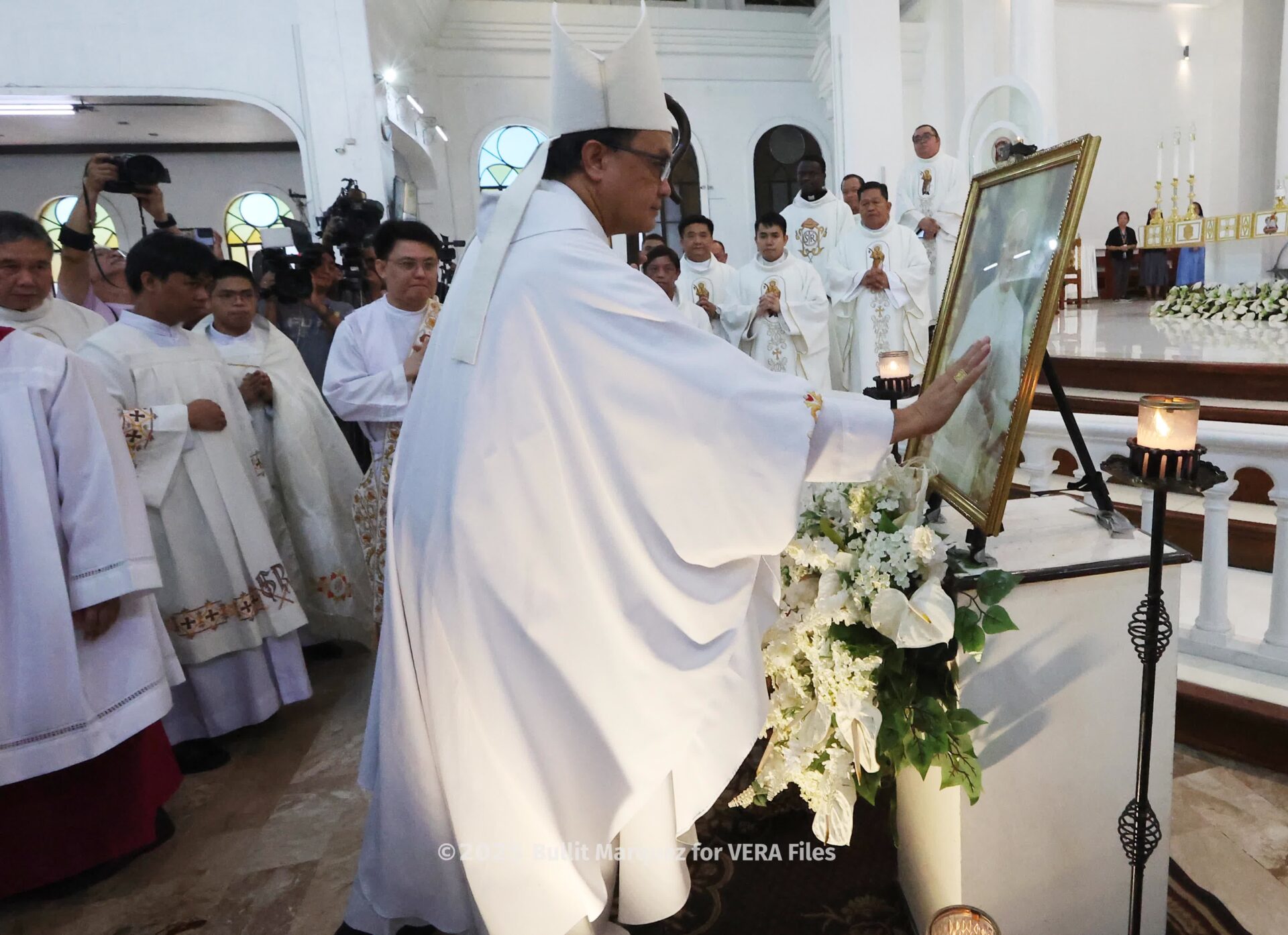 Pablo Virgilio Cardinal David officiates a concelebrated mass at the San Roque Cathedral Tuesday in Kalookan city for Pope Francis, April 22.
 Photo by Bullit Marquez for VERA Files